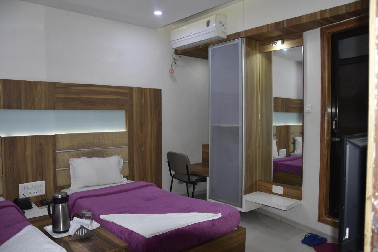 Midtown Hotel Ahmedabad Eksteriør bilde